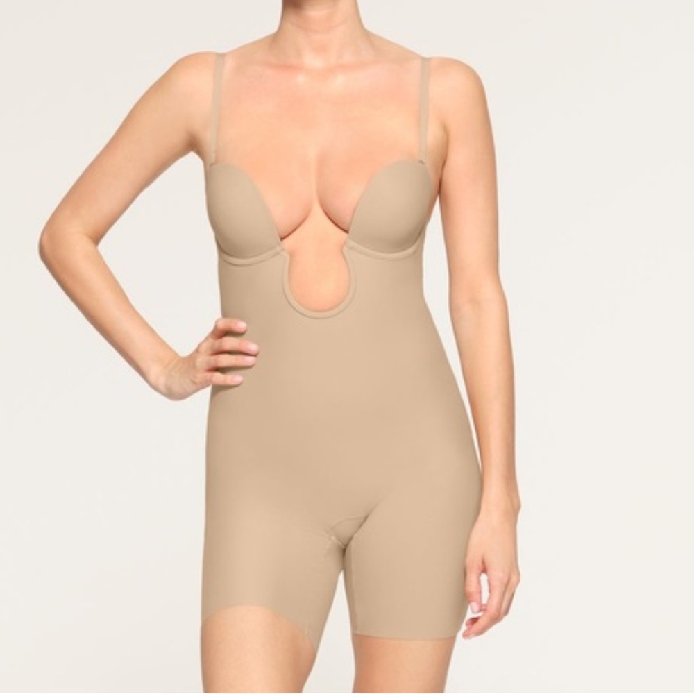 SKIMS Deep Plunge Shapewear Mid-Thigh Bodysuit in Sand Adjustable Straps XS NWT